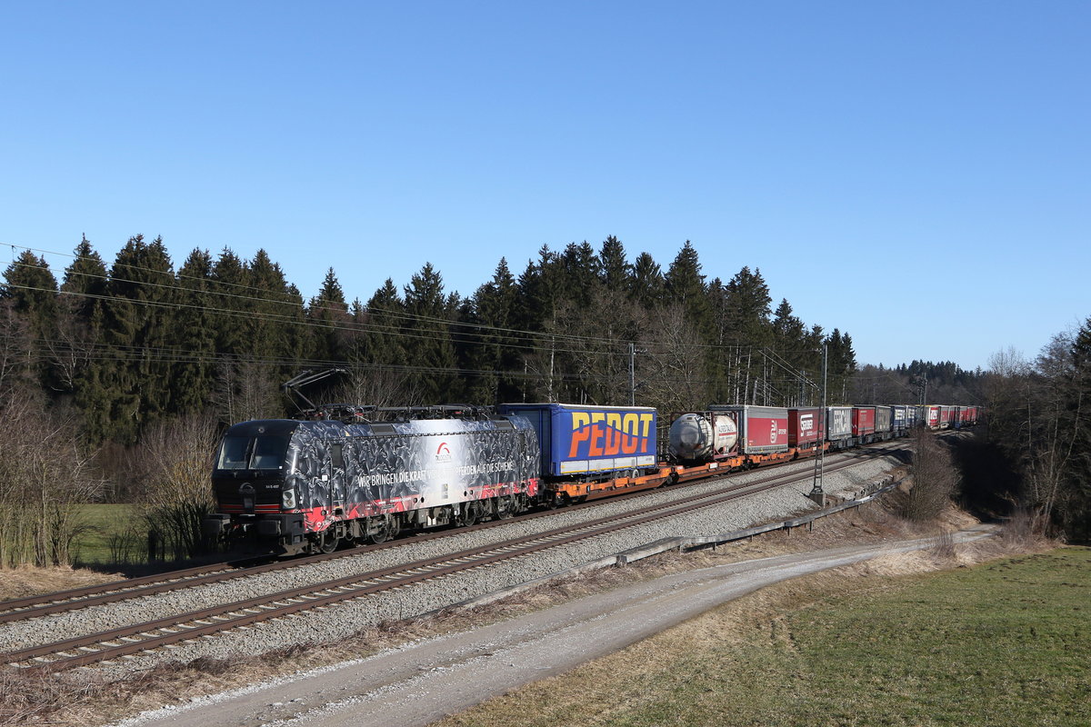 193 657 die  Pferdelok  war am 21. Februar 2021 mit einem  KLV  bei Grabensttt im Chiemgau in Richtung Mnchen unterwegs.