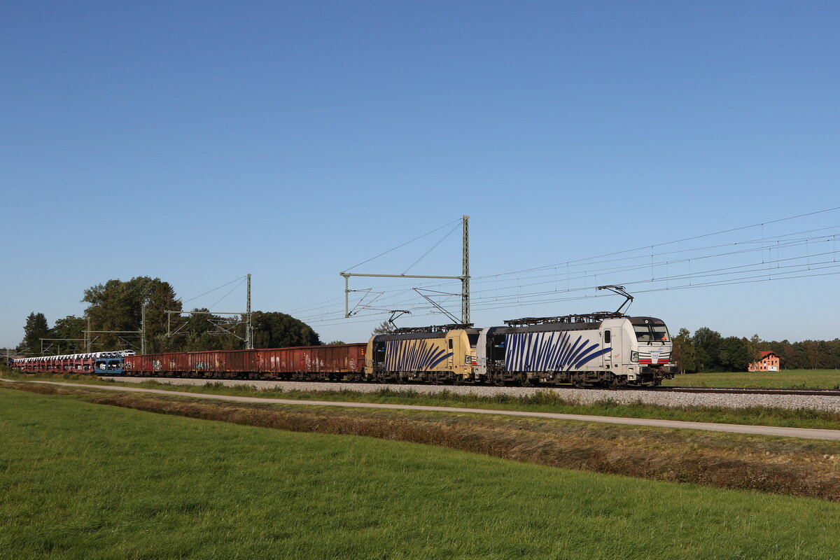 193 772 & 193 777 waren am 25. September 2021 mit einem gemischten Gterzug bei bersee am Chiemsee in Richtung Salzburg unterwegs.