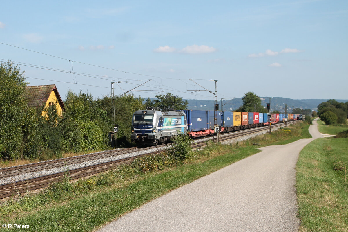 193 810-9  Salzburg  zieht mit einem Containerzug bei Pölling in Richtung Norden. 28.08.24