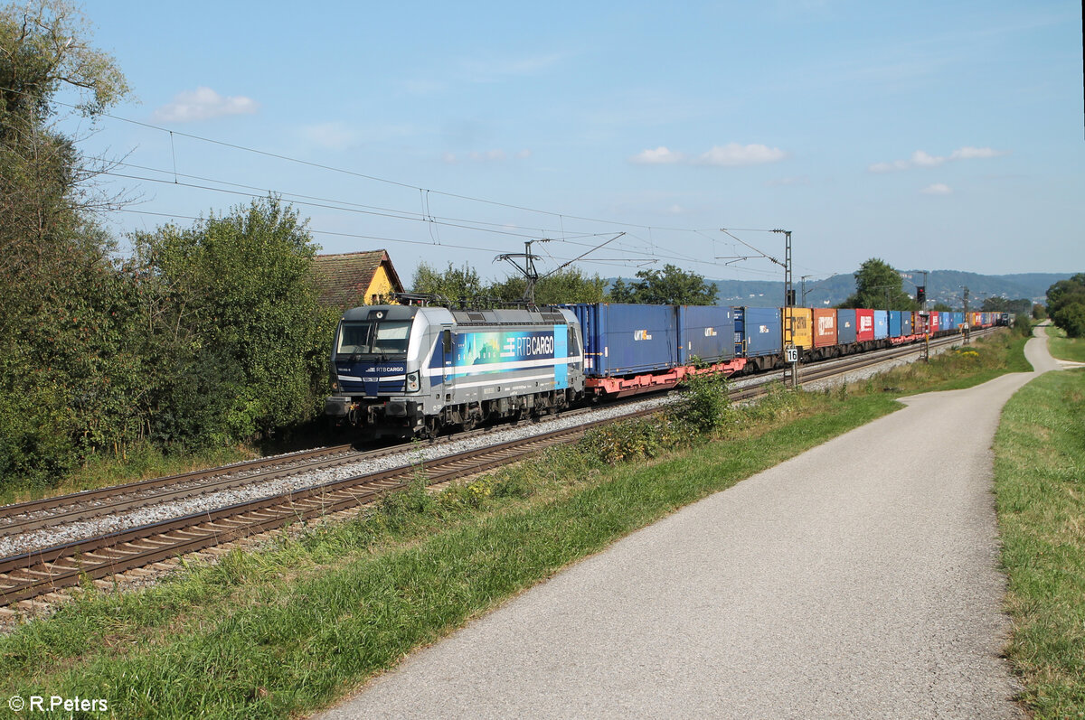 193 810-9  Salzburg  zieht mit einem Containerzug bei Pölling in Richtung Norden. 28.08.24
