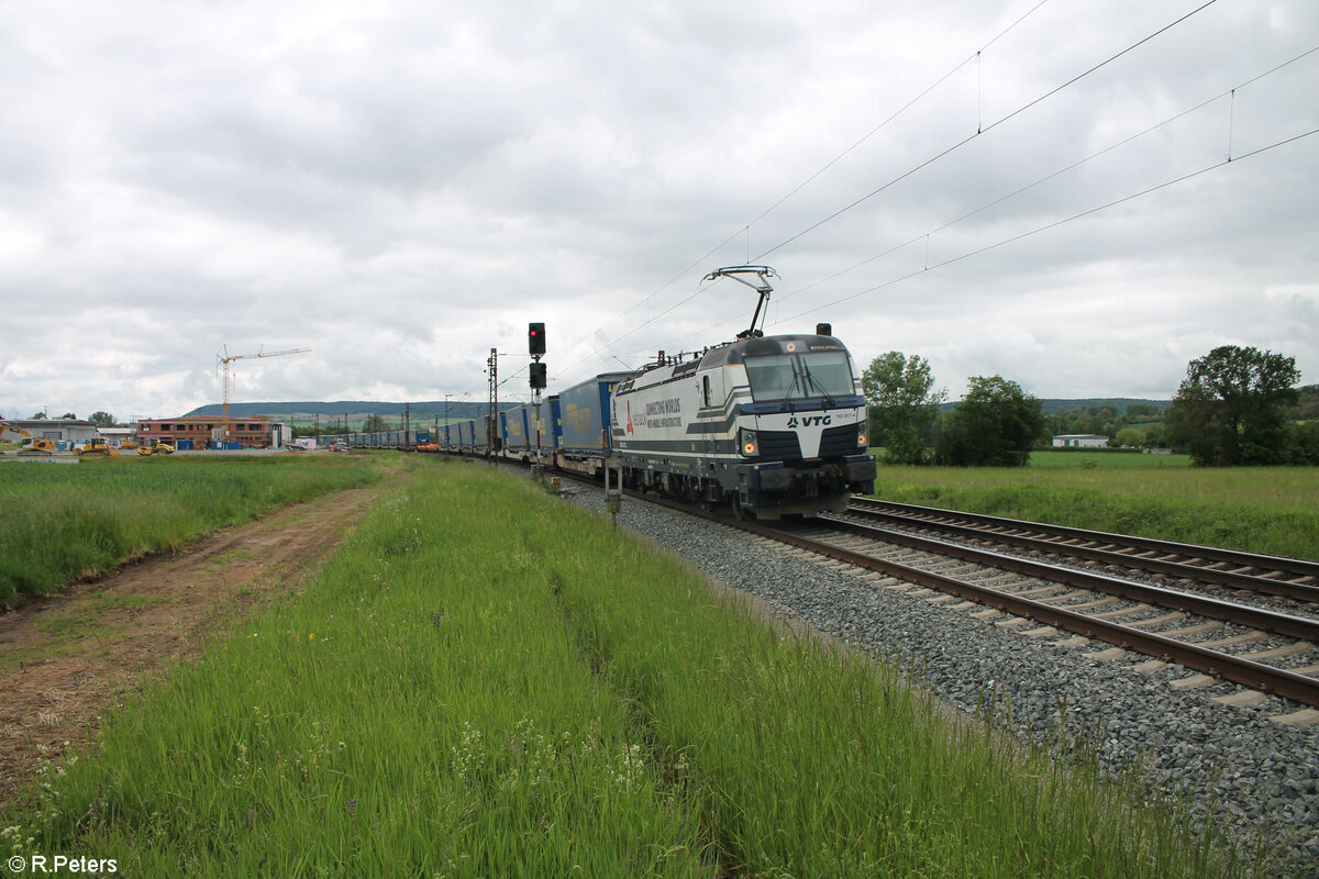 193 817-4  Ida  zieht ein LKW-Walterzug bei Retzbach-Zellingen . 18.05.24