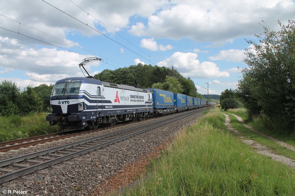 193 828-1 der Retrack/VTG mit einem Wechselpritschenzug LKW-Walter bei Postbauer-Heng in Richtung Nürnberg. 03.07.20