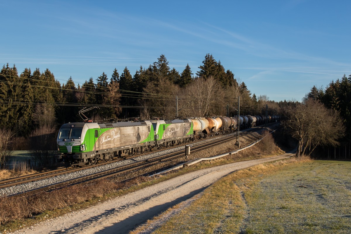 193 831 und 193 204 mit einem Kesselwagenzug aus Salzburg kommend am 28. Dezember 2015 bei Sossau.