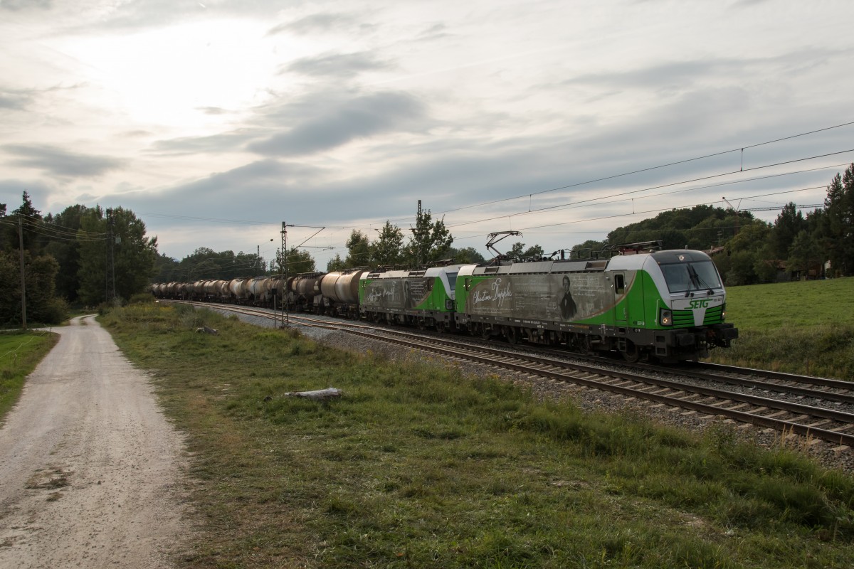 193 831-5 und 193 204-5 waren am 22. September 2015 mit einem Kesselwagenzug bei bersee in Richtung Salzburg unterwegs.