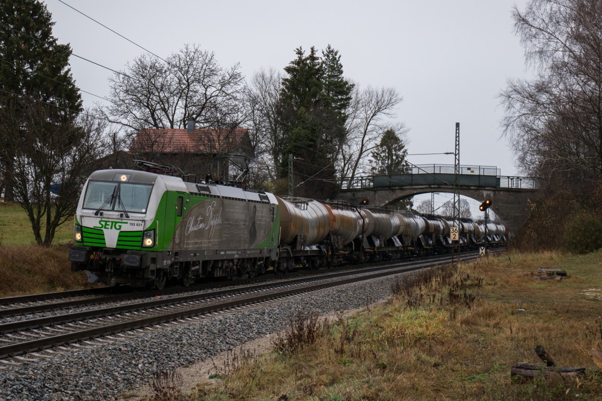 193 831  Christian Doppler  mit einem Knick-Kesselwagenzug am 20. November 2015 aus Salzburg kommend bei bersee am Chiemsee.