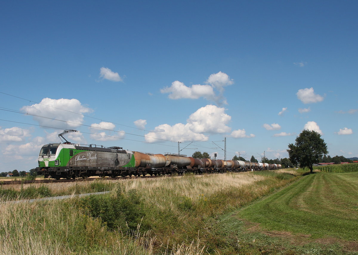 193 831  Christian Doppler  mit einem Kesselwagenzug aus Salzburg kommend am 7. August 2016 bei bersee am Chiemsee.