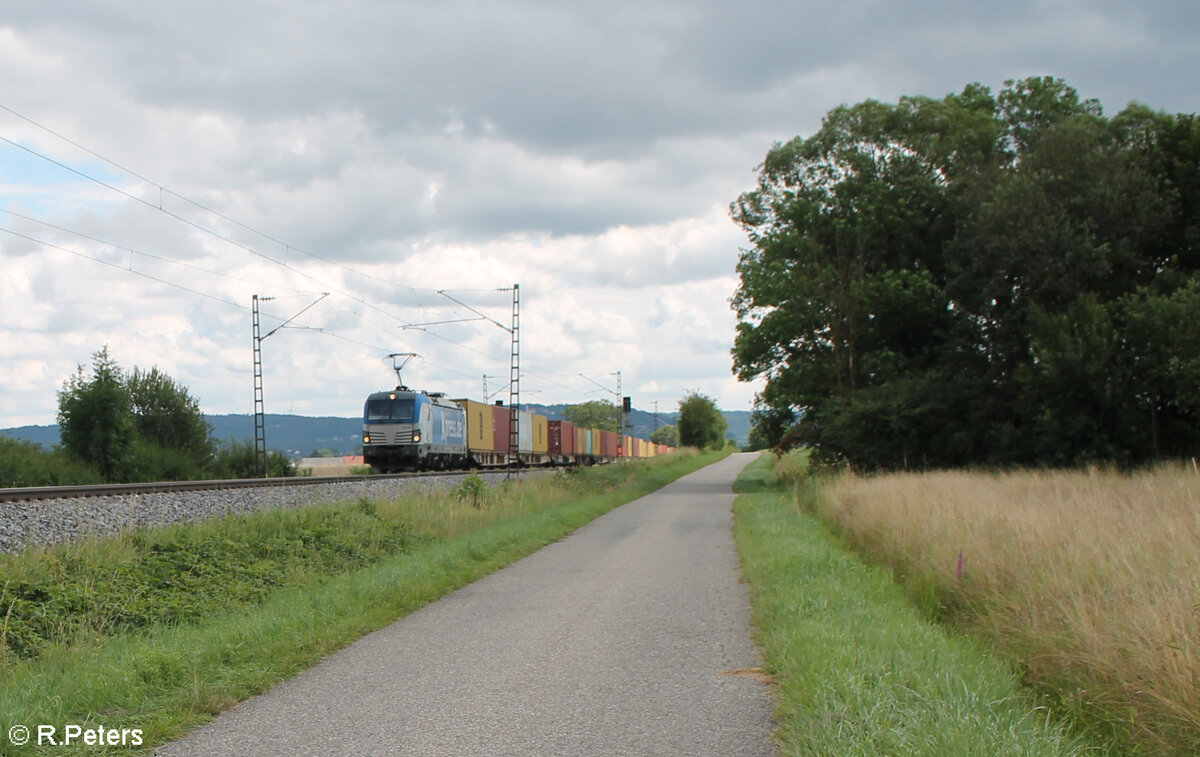 193 842 zieht bei P�lling ein Containerzug in Richtung N�rnberg. 13.07.24