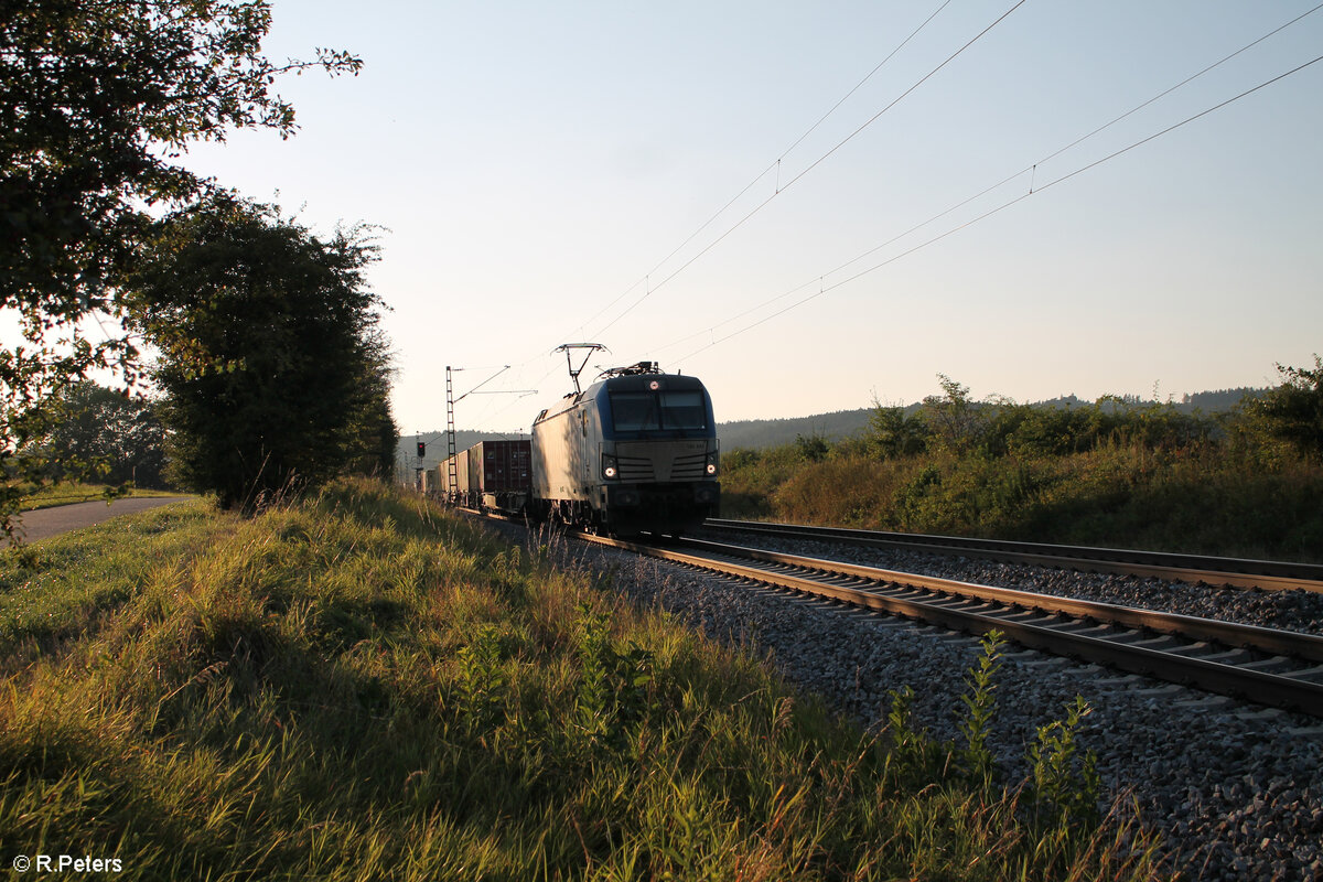 193 843-0 zieht bei Pölling mit einem Containerzug in Richtung Süden. 28.08.24