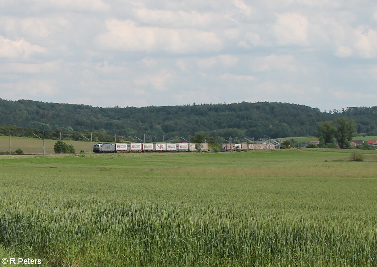 193 849 zieht mit einem Wechselpritschen Mars Logistics Zug bei Oberdachstetten in Richtung Norden. 08.06.24