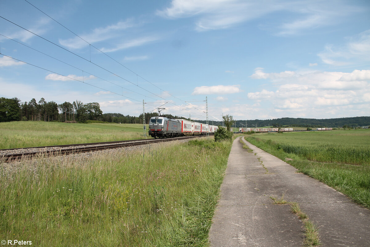 193 849 zieht mit einem Wechselpritschen Mars Logistics Zug bei Oberdachstetten in Richtung Norden. 08.06.24