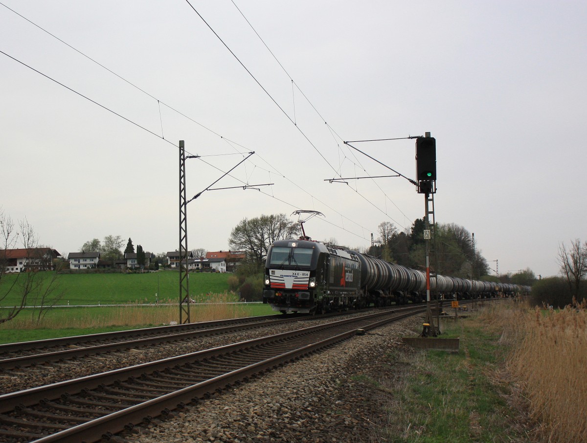 193 854 ist mit einem Kesselwagenzug am 3. April 2014 bei Weisham in Richtung Salzburg unterwegs.
