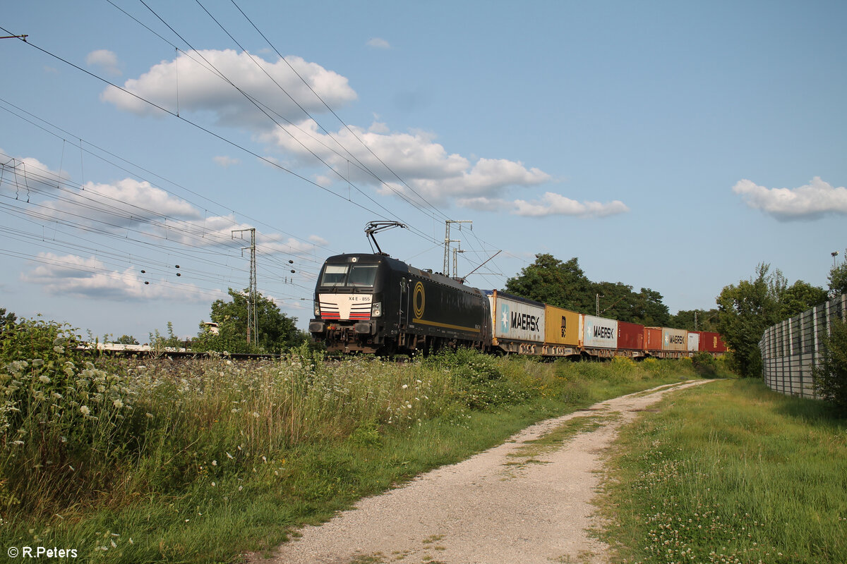 193 855 alias X4E 855 kommt durch die Treuchtlinger Kurve mit einem Containerzug aus dem Hafen Nürnberg wieder zurück. 24.07.24