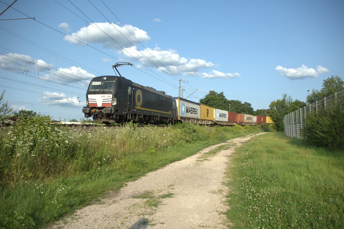 193 855 alias X4E 855 kommt durch die Treuchtlinger Kurve mit einem Containerzug aus dem Hafen Nürnberg wieder zurück. 24.07.24