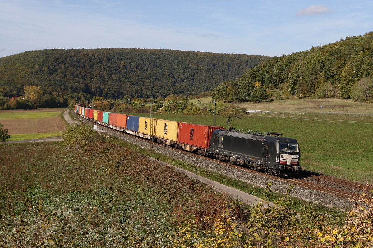 193 856 von  MRCE  mit einem Containerzug am 10. Oktober 2022 Harrbach am Main.