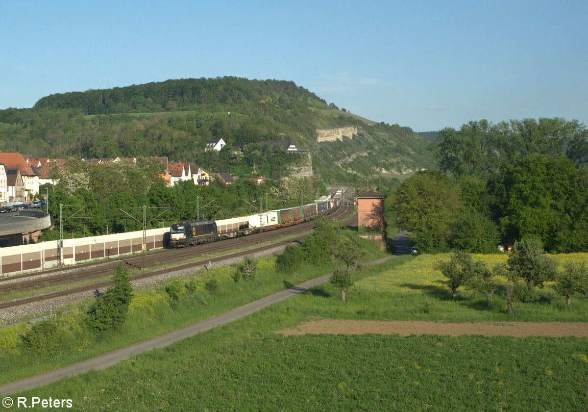 193 879-4 zieht mit einem Containerzug durch Retzbach-Zellingen. 11.05.24