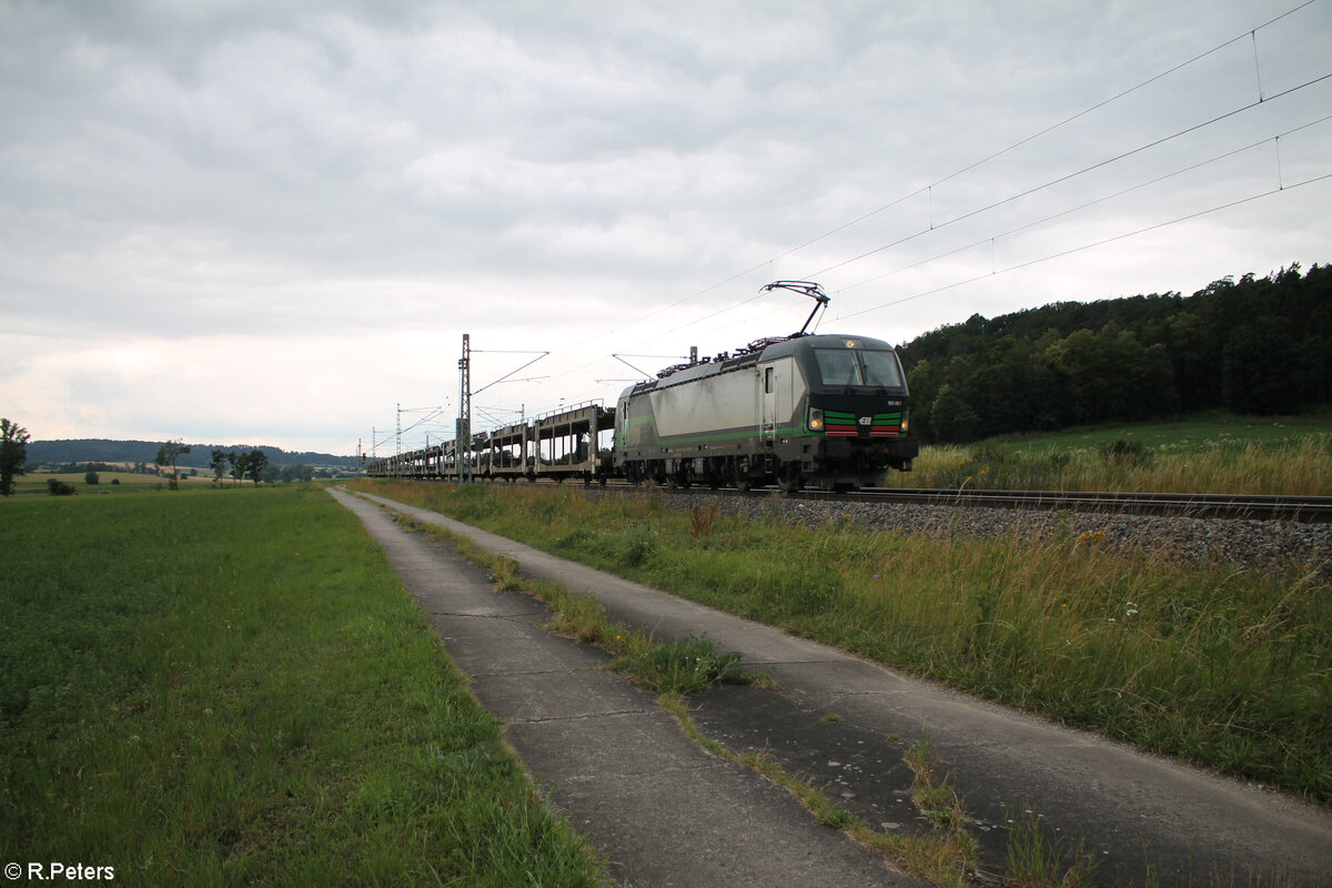 193 951 zieht mit einem leeren Autotransportzug bei Oberdachstetten in Richtung Süden. 02.07.24