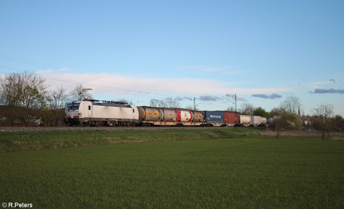 193 960-2 mit einem KLV-Zug bei Th�ngersheim gen Norden. 28.03.24