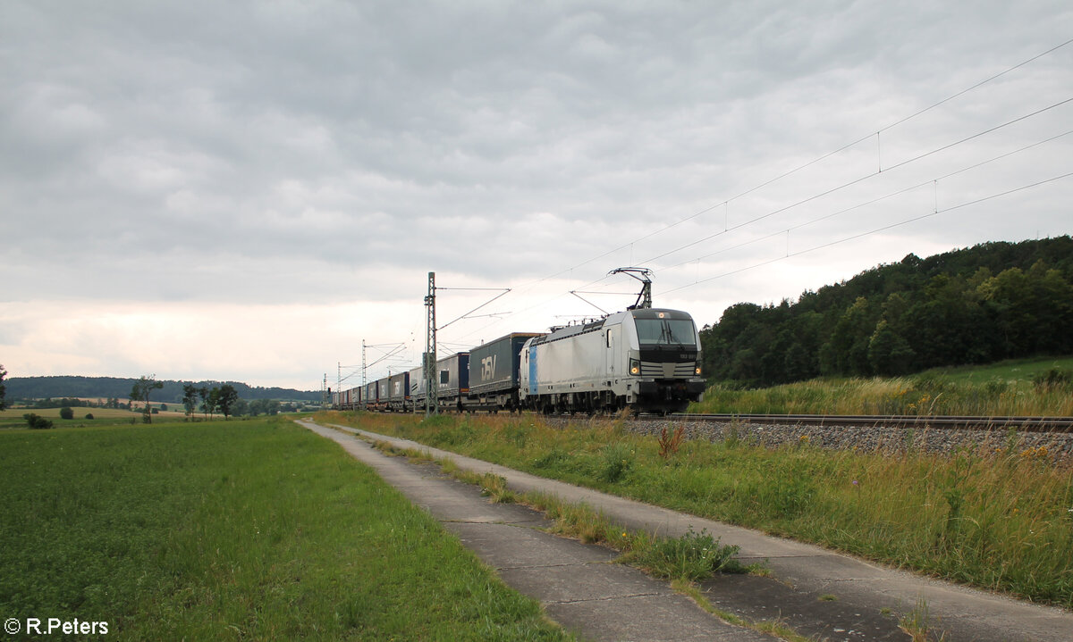 193 991-7 zieht bei Oberdachstetten ein Wechselpritschenzug DSV in Richtung Süden. 02.07.24