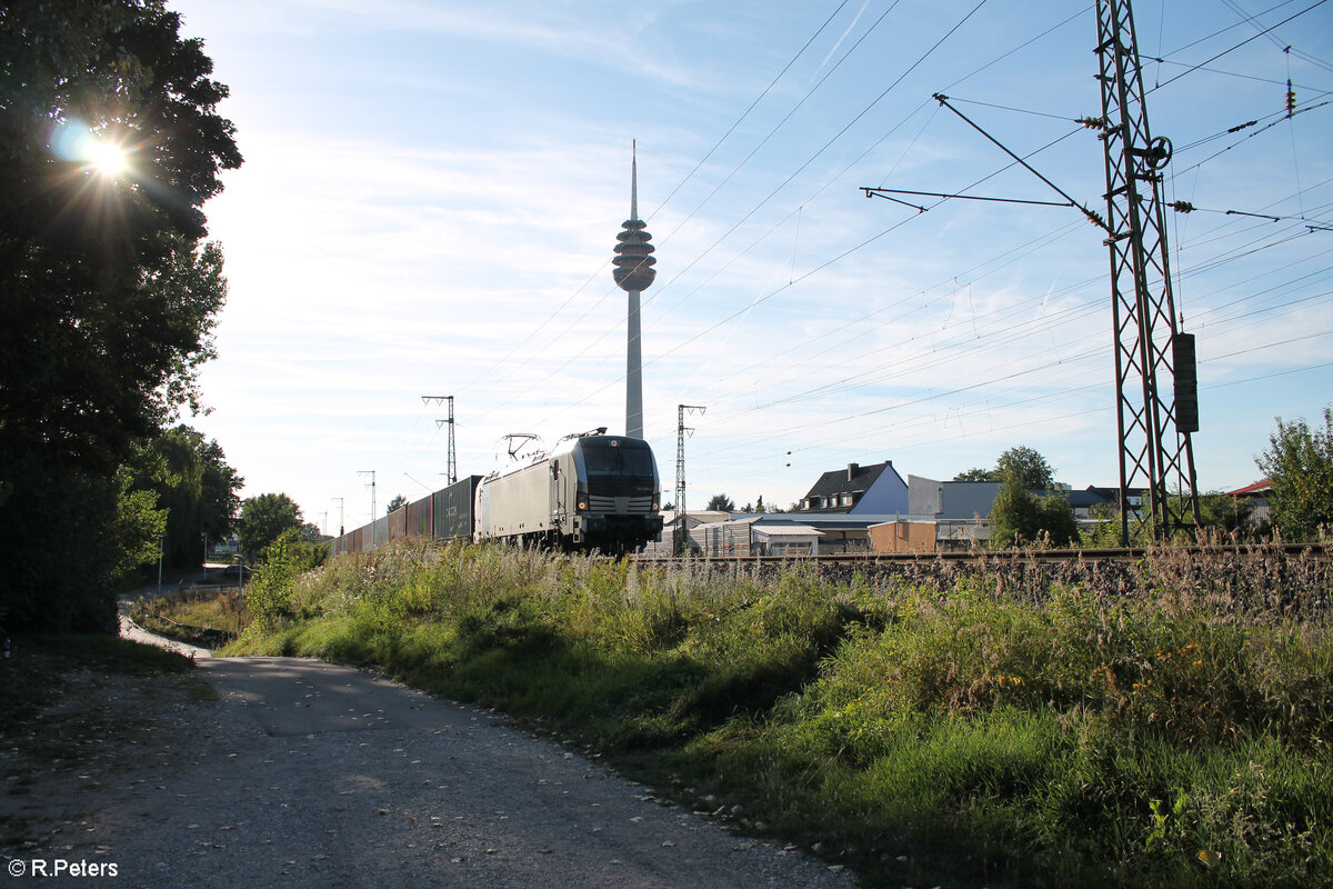 193 993 zieht mit einem Containerzug durch Nürnberg Hohe Marter. 11.08.24