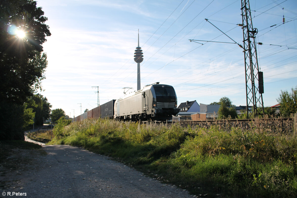 193 993 zieht mit einem Containerzug durch Nürnberg Hohe Marter. 11.08.24