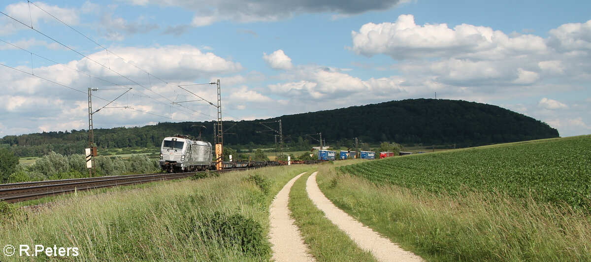 193 997  Pferde  mit einem KLV Zug kurz hinter Treuchtlingen in Richtung Würzburg. 10.06.24