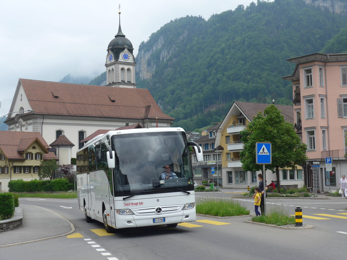 (193'119) - Aus Italien: Travel Design Italy, Roma - FF-919 ND - Mercedes am 20. Mai 2018 in Wolfenschiessen, Hauptstrasse