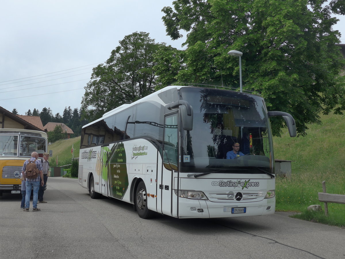 (193'680) - Aus Italien: Cortina Express, Cortina d'Ampezzo - EM-096 KR - Mercedes am 3. Juni 2018 beim Bahnhof Emmenmatt