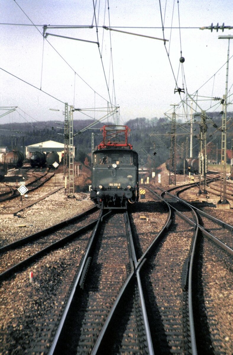 194 018-8 leistet Schubhilfe für einen IC über die Geislinger Steige am 22.11.1982. Die Schublok hält nach getaner Arbeit im Bahnhof Amstetten.