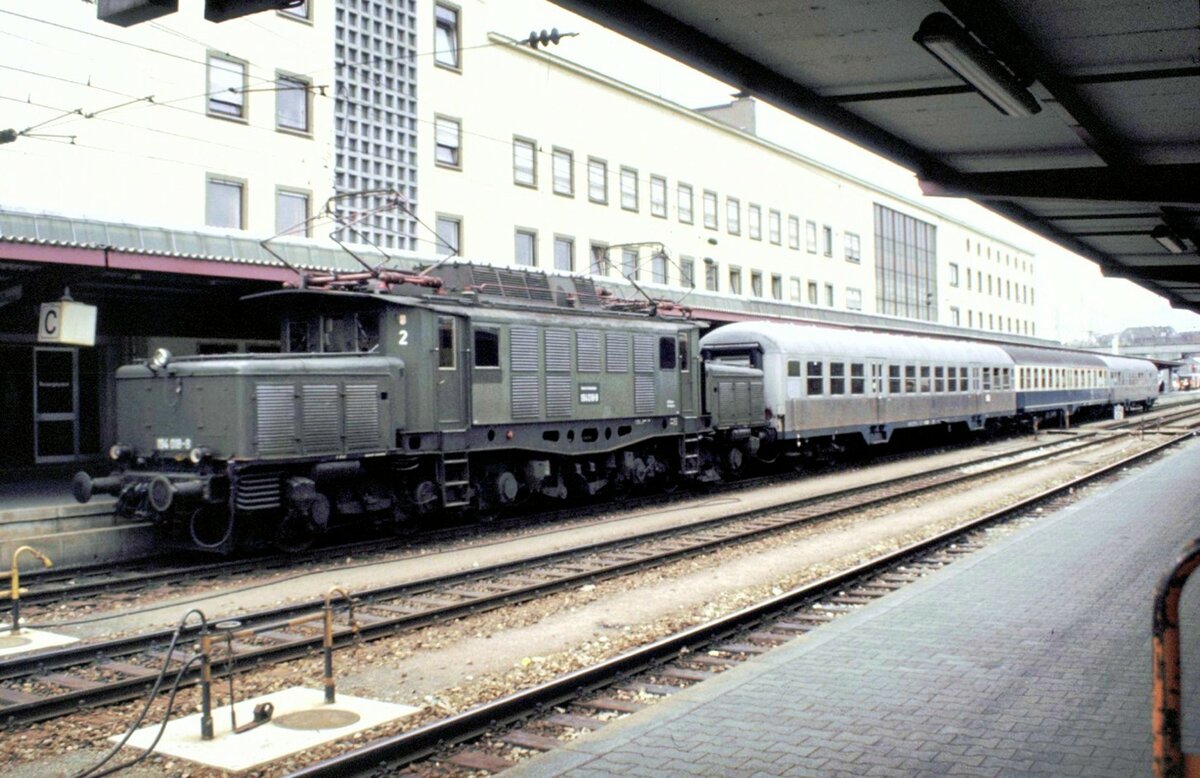 194 018-8 mit Schülerzug in Ulm am 21.05.1983.