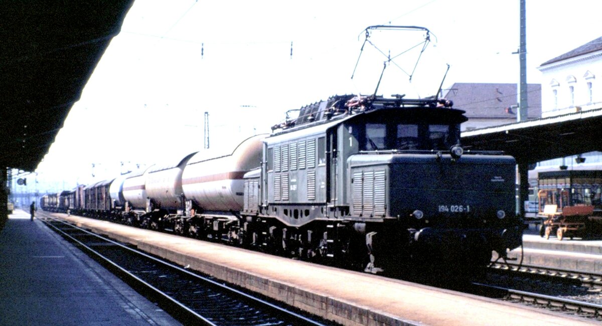 194 026-1 mit einem gemischten Güterzug in Regensburg am 15.05.1982.