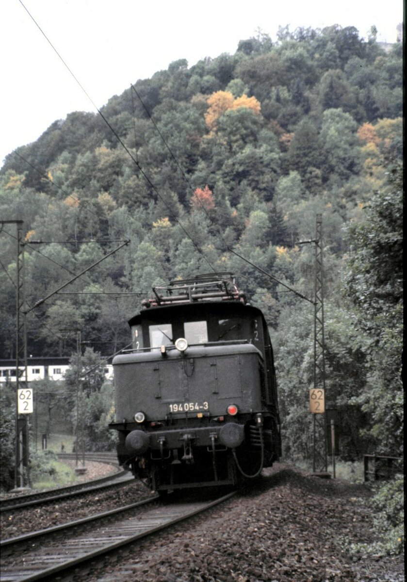 194 054-2 kehrt als Schublok zum Ausgangspunkt zurck, auf der Geislinger Steige am 06.10.1984.