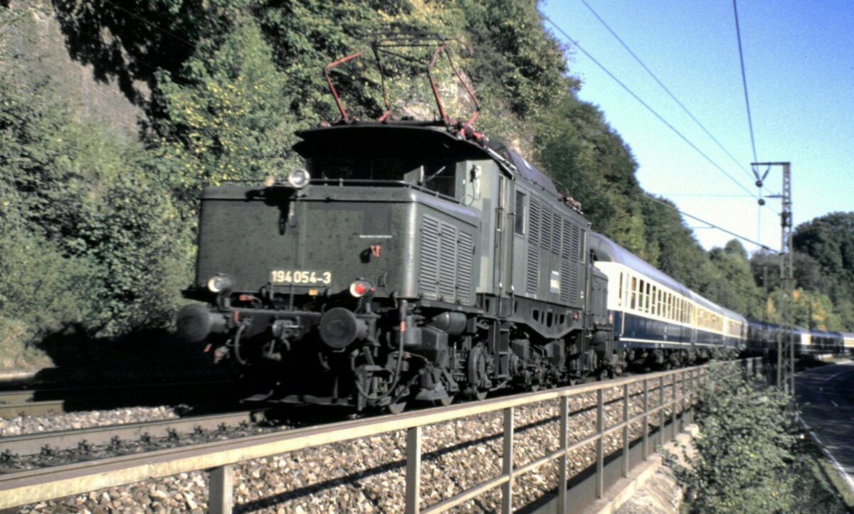 194 054-3 gibt einem IC Schubhilfe auf der Geislinger Steige am 27.09.1985.