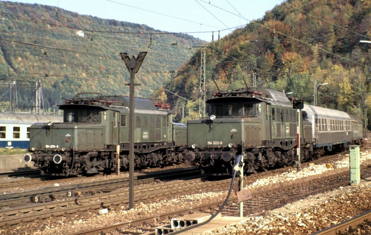 194 070-9 in Reserve-Bereitschaft für Schubhilfe und 194 022-0 mit Bereitstellung des Schülerzugs nach Ulm (nur Samstags, alle 2 Wochen) in Geislingen/Steige am 22.10.1983.