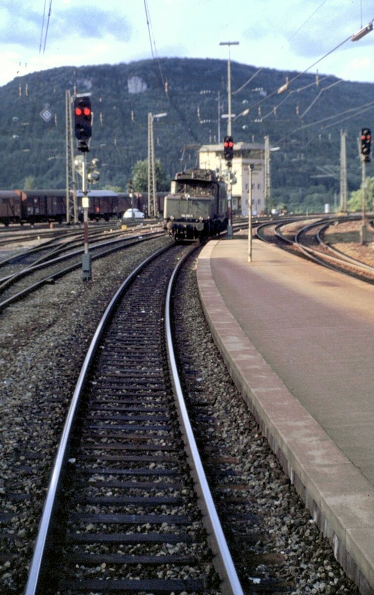 194 091-5 Nachschuberlebnis aus dem letzten Wagen eines IC auf der Geislinger Steige am 30.11.1980. -- Die Schublok kommt.