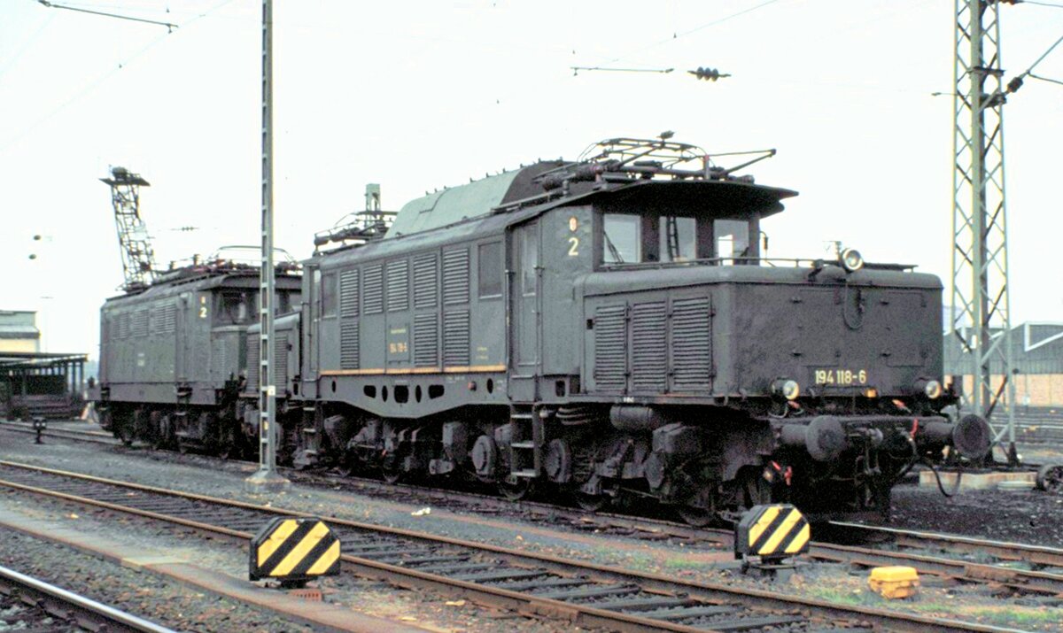 194 118-6 und 144 064-3 bei einer Führung in Regensburg am 25.04.1982.