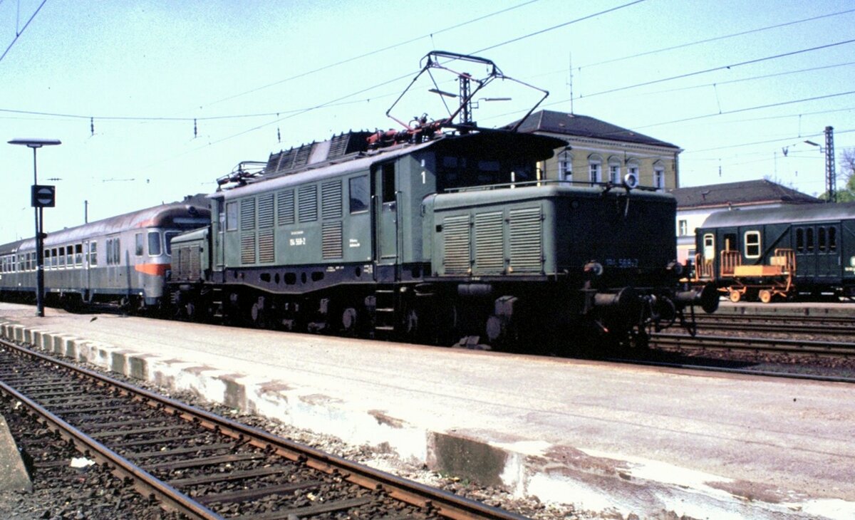 194 568-2 mit Nahverkehrszug in Regensburg am 15.05.1982.