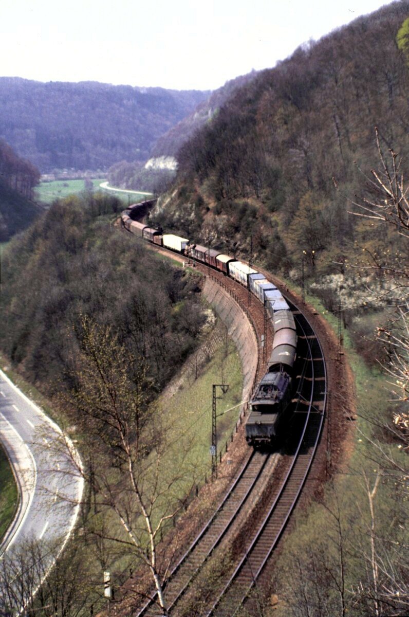 194 mit langem Gterzug auf dem Mhltalfelsendamm der Geislinger Steige am 16.04.1983.