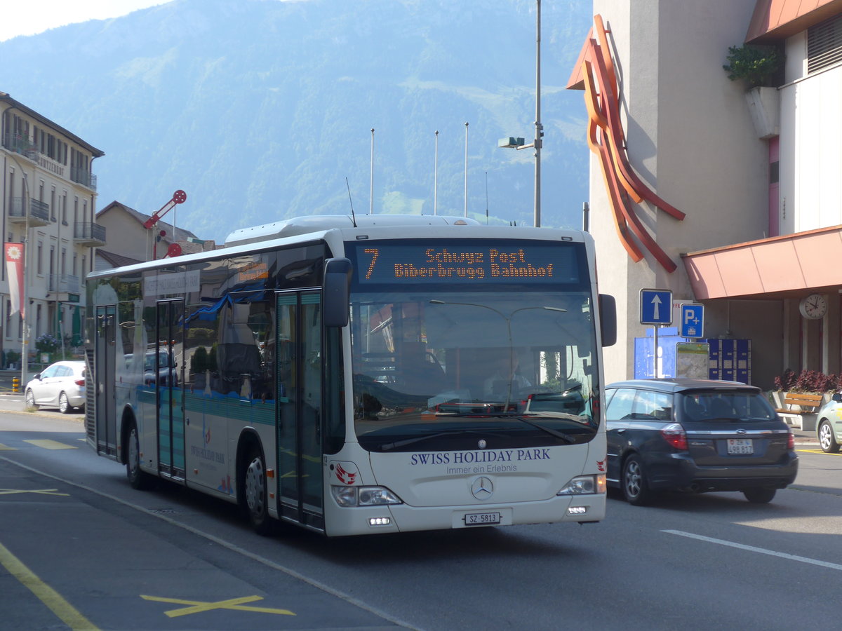 (195'383) - AAGS Schwyz - Nr. 13/SZ 5813 - Mercedes am 1. August 2018 beim Bahnhof Schwyz