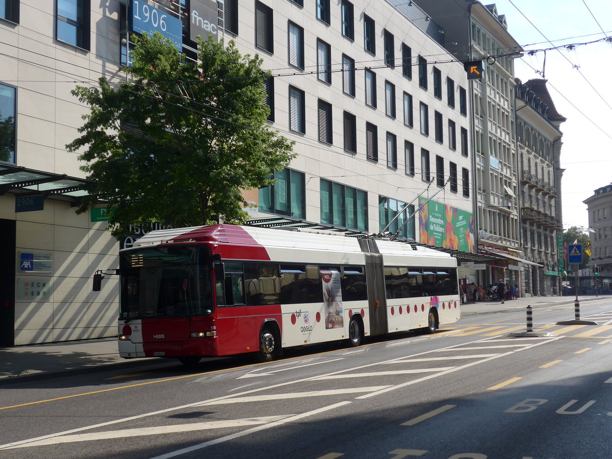 (195'635) - TPF Fribourg - Nr. 518/FR 300'433 - MAN/Hess Gelenkduobus am 5. August 2018 beim Bahnhof Fribourg