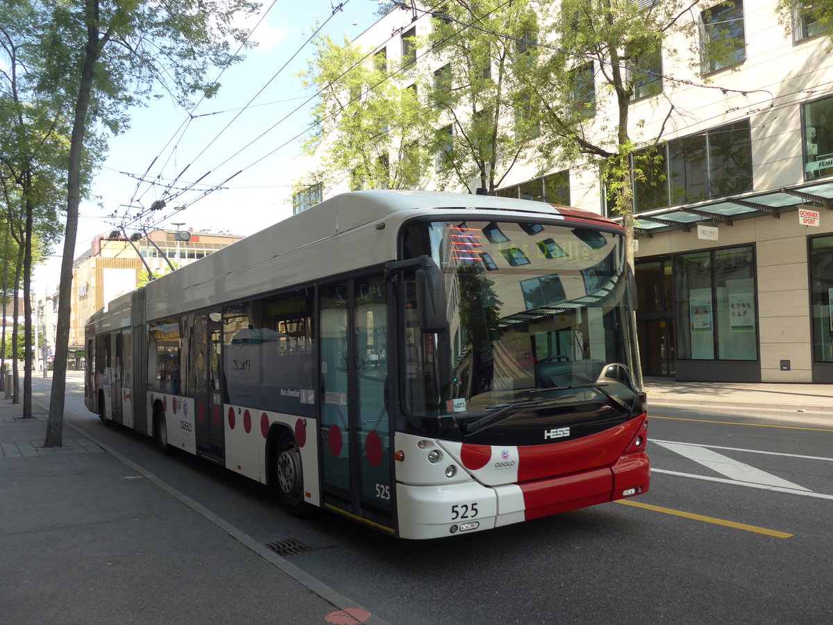 (195'643) - TPF Fribourg - Nr. 525 - Hess/Hess Gelenktrolleybus am 5. August 2018 beim Bahnhof Fribourg