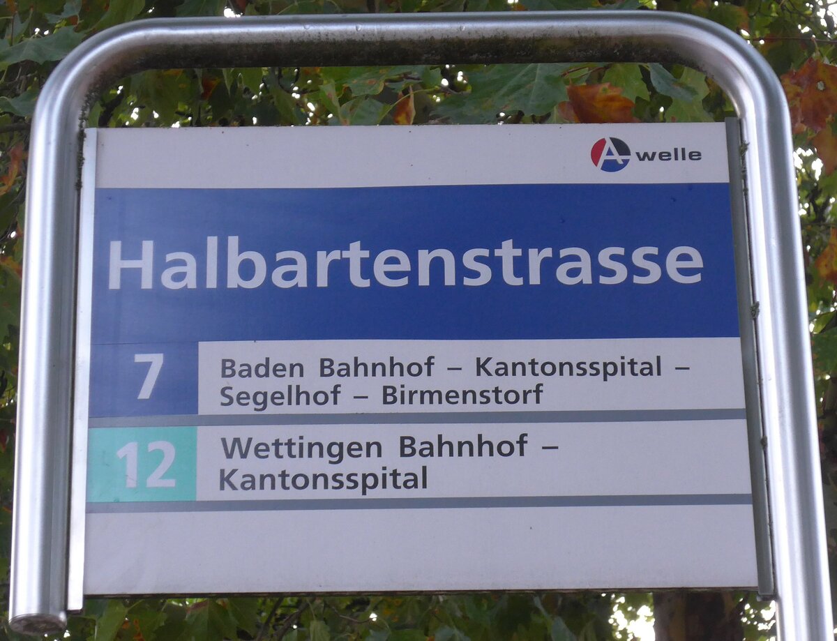 (195'944) - a-welle-Haltestellenschild - Wettingen, Halbartenstrasse - am 17. August 2018