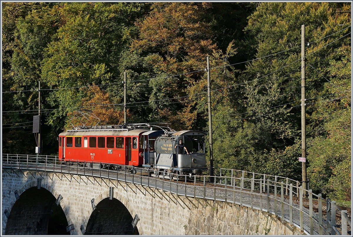 1968-2018 - 50 Jahre Blonay-Chamby Bahn Museumsbahnbetrieb: Der Sommer/Herbst 2018 war sehr trocken, so dass Dampffahrten untersagt wurden oder ein Löschzug diese begleiten musste. Im Bild der RhB ABe 4/4 35 mit einem Löschzug auf dem Baye de Clarens Viadukt. 14. Okt. 2018
