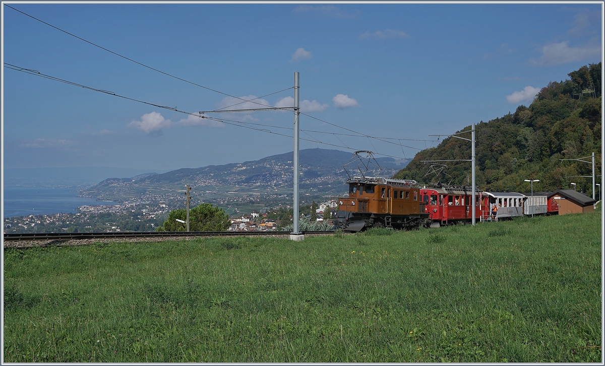 1968-2018 - 50 Jahre Blonay-Chamby Bahn Museumsbahnbetrieb: Die RhB Gastlok Ge 4/4 182 zieht mit dem Rhb ABe 4/4 N° 35 den Riviera Belle Epoque von Montreux nach Chaulin und ist hier bei Sonzier zu sehen.

15. Sept. 2018