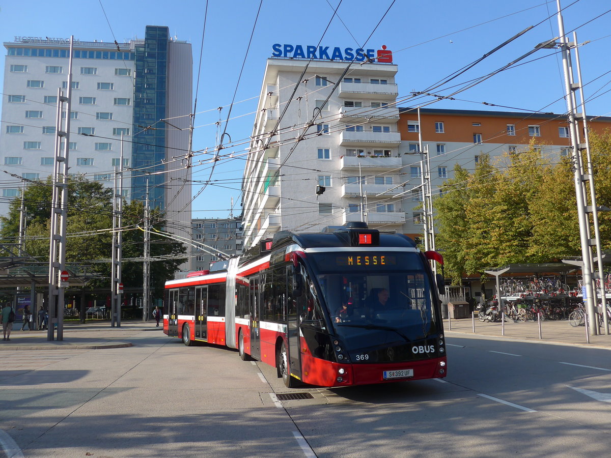 (197'074) - OBUS Salzburg - Nr. 369/S 392 UF - Solaris Gelenktrolleybus am 13. September 2018 beim Bahnhof Salzburg