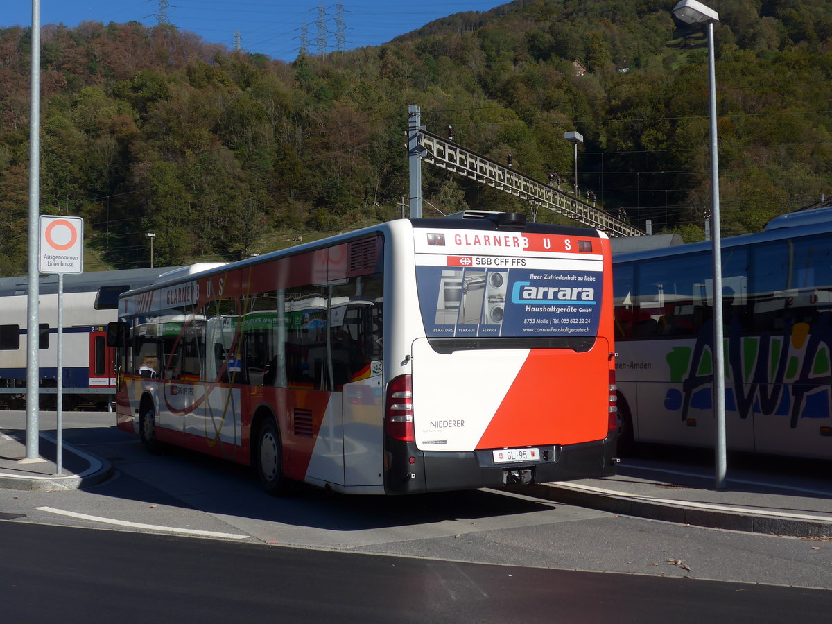 (198'230) - Niederer, Filzbach - Nr. 28/GL 95 - Mercedes am 13. Oktober 2018 beim Bahnhof Ziegelbrcke