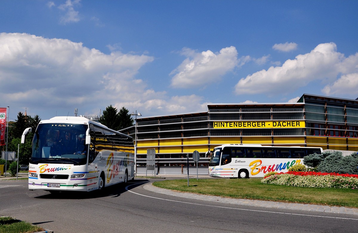 2 mal Volvo 9700 von Brunner Reisen aus Nieder�sterreich in Krems unterwegs.