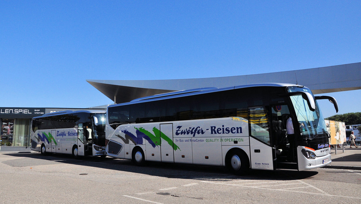 2 Setra 515 HD von Zw�lfer Reisen aus Nieder�sterreich in Krems gesehen.