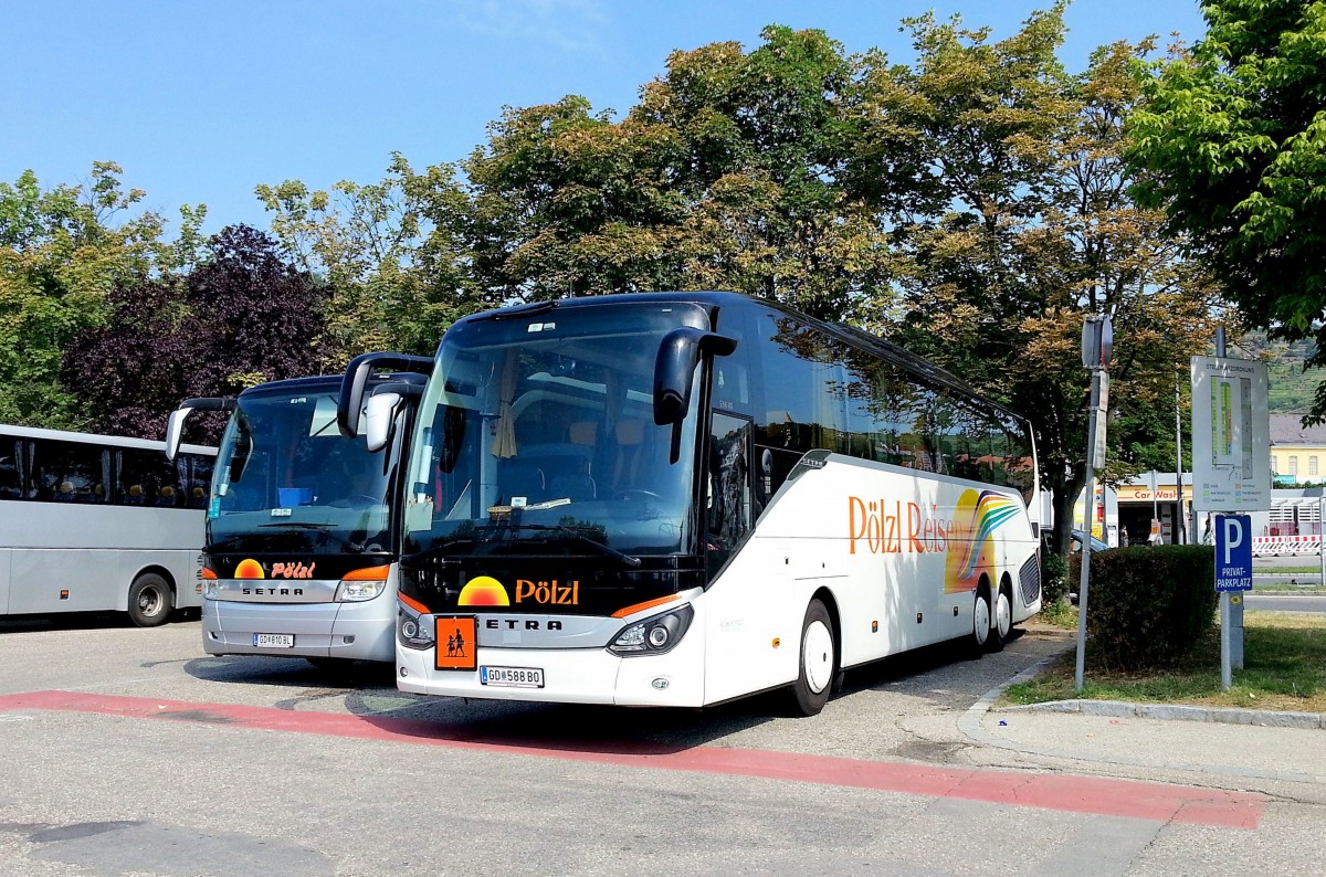 2 Setra von P�lzl Reisen aus �sterreich,rechts der 516 HD und links der 411 HD in Krems.