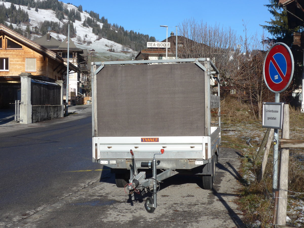 (200'213) - AFA Adelboden - Nr. 65/BE 682'046 - Humbaur Gepckanhnger am 25. Dezember 2018 beim Bahnhof Zweisimmen