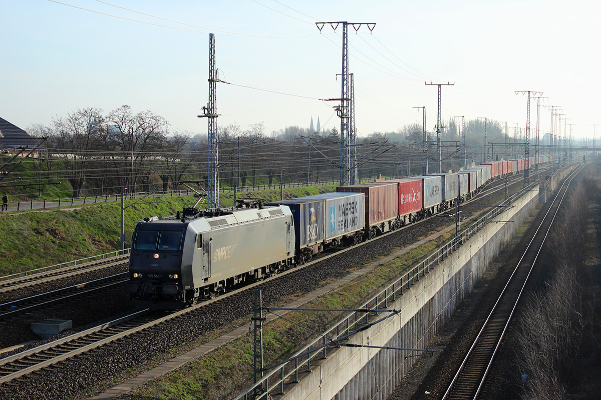 20.03.2014 08:07 Uhr - MRCE 185 545 fährt mit einem Containerzug in Richtung Salzwedel.